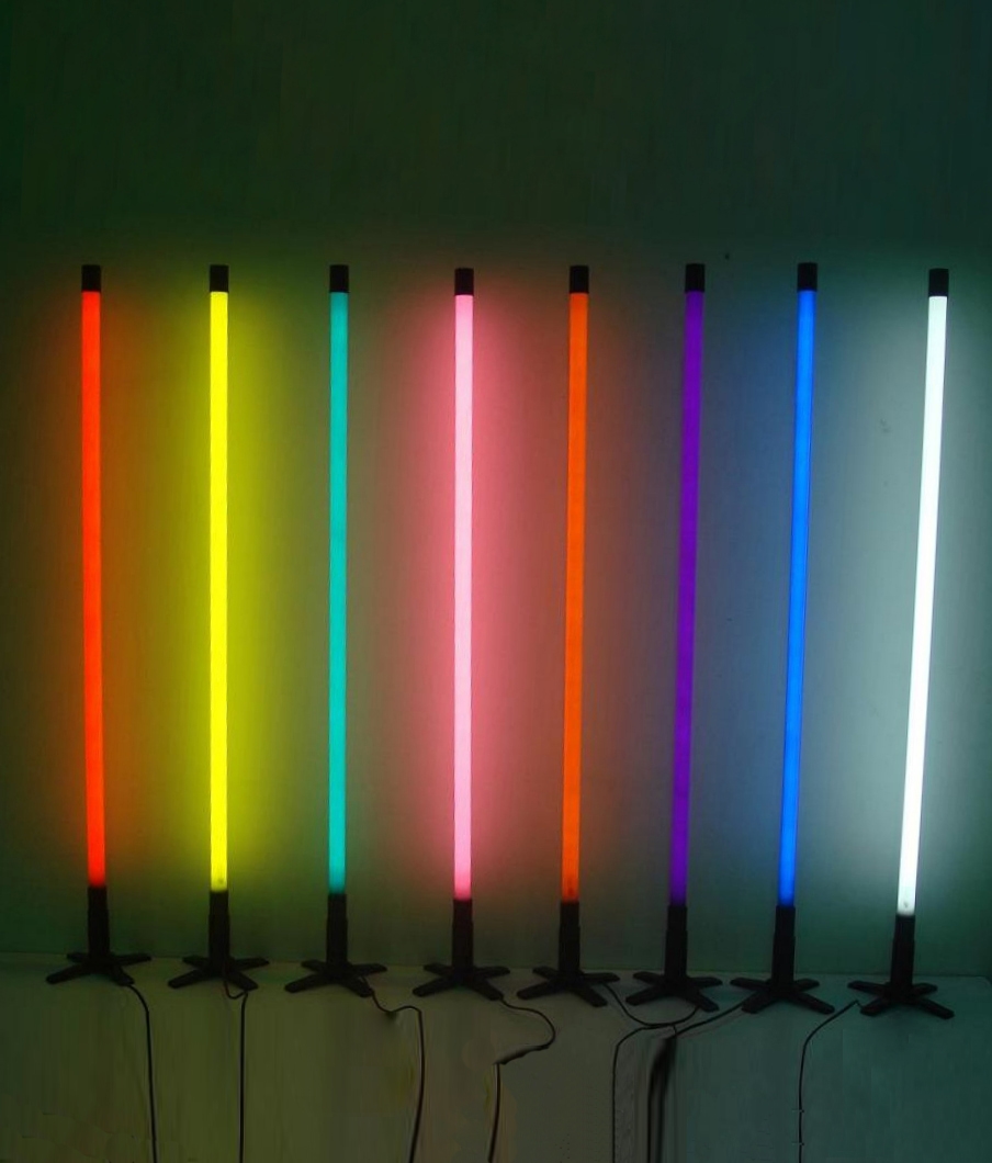 Les lampadaires de tube néon couleurs des lampes luminaires minces lumières modernes Lumières Couleur Couleur Ultra 1370 mm huit tubes de table Multiples hauts